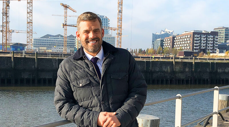 Falko Droßmann ist als Bezirkschef neben 18 anderen Stadtteilen auch für die HafenCity zuständig: „Wenn ich dieser Tage durch leere Einkaufsstraßen gehe, die mit ihrer Weihnachtsbeleuchtung wie ein Zitat aus einer anderen Zeit erscheinen, wird mir schwer ums Herz. Nein. 2020 hat mich nicht reicher gemacht.“ © Bezirksamt Hamburg-Mitte