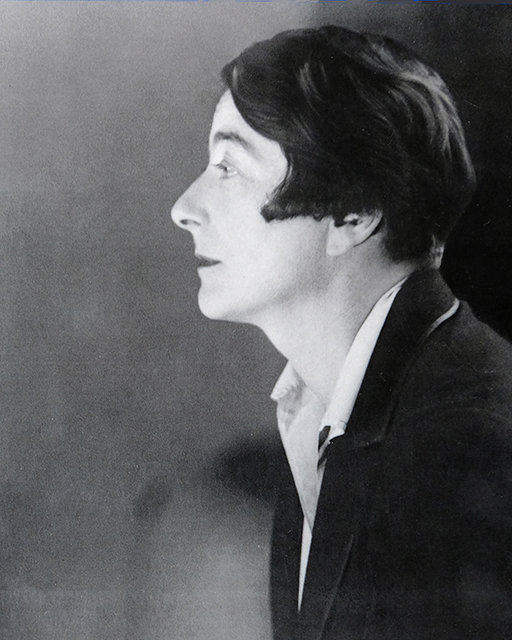 Portät von „Eileen Gray“, irische Innenarchitektin und Designerin, 1926. © Berenice Abbott