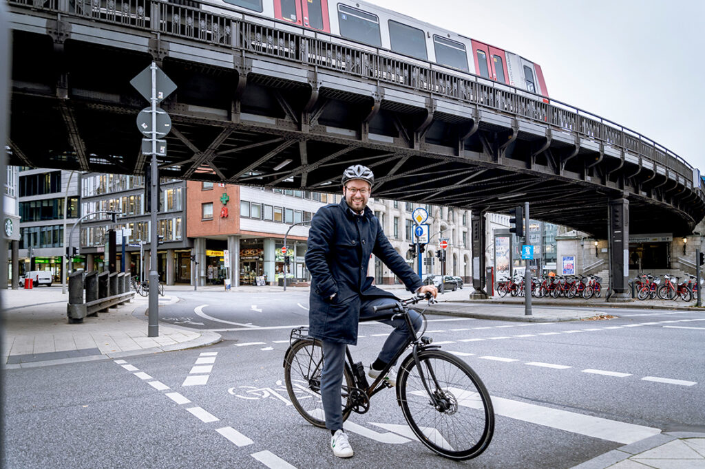 „Bus, Bahn, Sharing-Angebote und das Fahrrad sollen die Hamburgerinnen und Hamburger immer komfortabler, einfacher und sicherer durch unsere Stadt bringen.“	@ BVM