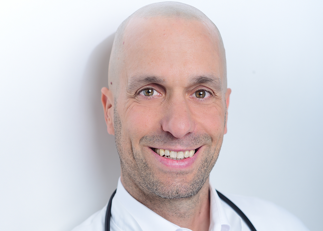 Niels Schulz-Ruhtenberg ist Facharzt für Allgemein- sowie Ernährungs und Sportmedizin bei Ärzte am Kaiserkai. © Privat