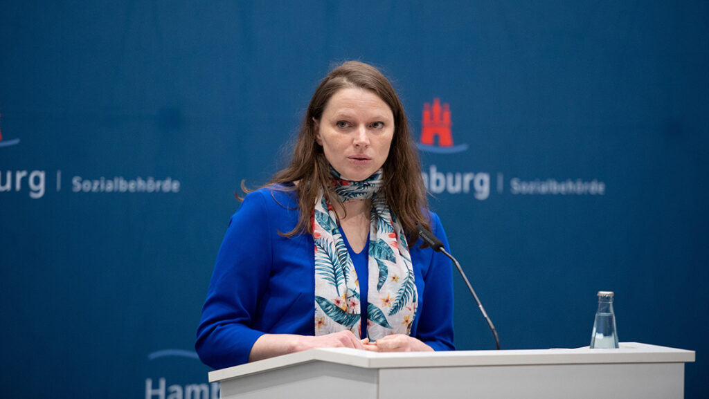 Dr. Melanie Leonhard (SPD), Hamburgs Senatorin für Arbeit, Gesundheit, Soziales, Familie und Integration von Hamburg, findet den Impfstart für Hamburg „einfach wunderbar“. © picture alliance/dpa | Daniel Reinhardt
