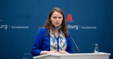 Dr. Melanie Leonhard (SPD), Hamburgs Senatorin für Arbeit, Gesundheit, Soziales, Familie und Integration von Hamburg, findet den Impfstart für Hamburg „einfach wunderbar“. © picture alliance/dpa | Daniel Reinhardt