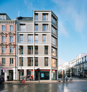 Sieger-Gebäude III mit dem „Wohn- und Geschäftshaus Schulterblatt“ von LH-Architekten: Es nimmt „den Gründergeist seiner baulichen Nachbarschaft“ auf. © Dorfmüller KlierArchitektur