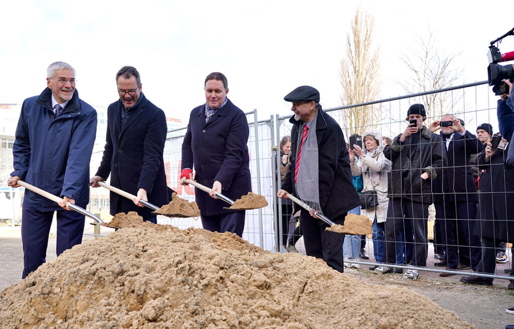 Grundsteinlegung Dokumentationszentrum im Lohsepark: HafenCity-Chef Prof. Jürgen Bruns-Berentelg, Bauherr Harm Müller-Spreer, Kultursenator Dr. Carsten Brosda und Prof. Detlef Garbe, Stiftung Hamburger Gedenkstätten und Lern-Orte. Enno Isermann, Sprecher der Kulturbehörde, zum aktuellen Konflikt: „Angesichts der historischen Belastung des Unternehmens wäre es zu erwarten gewesen, dass die HafenCity Hamburg GmbH, die Behörde für Kultur und Medien und vor allem die Opferverbände im Vorfeld von dem Eigentümer eingebunden werden.“ © Thomas Hampel