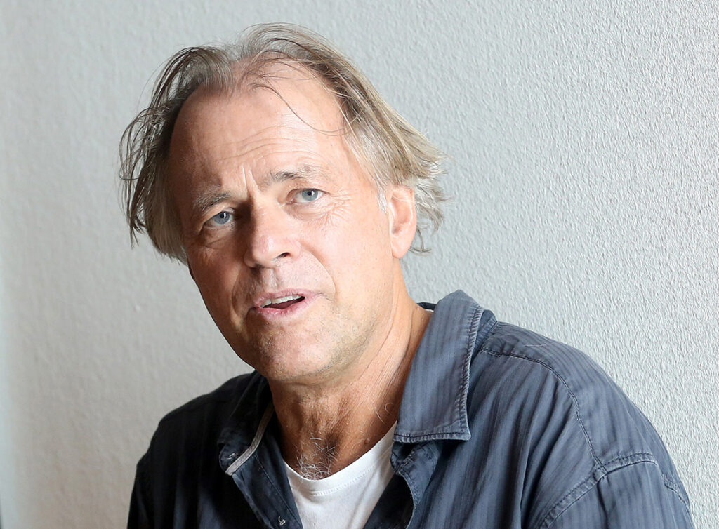 Engagiert, sympathisch, immer gut gelaunt: Der Dirigent Thomas Hengelbrock ist beim Publikum und seinen Musiker*innen gleichermaßen beliebt. © picture alliance/dpa | Roland Weihrauch