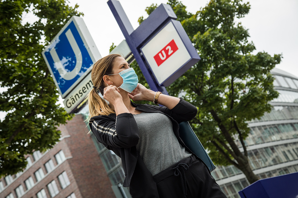 Wer in Hamburg seit 1. Februar in öffentlichen Räumen, beim Einkaufen oder in Bus und Bahn keine FFP2- oder OP-Maske trägt, muss mit einem Bußgeld von 150 Euro rechnen. Der Senat hat harte Kontrollen angekündigt. © picture alliance / dpa-tmn | Christin