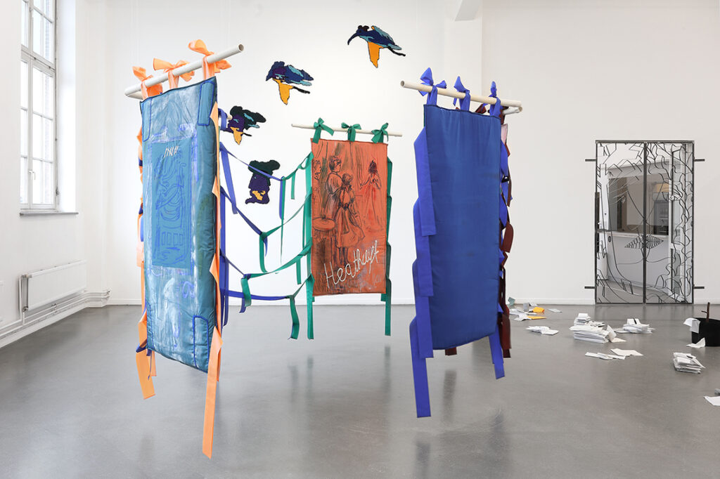 Jessica Halm hat mit „Heathcliff", benannt nach dem männlichen Helden aus Emily Brontes Roman „Wuthering Heights", eine begehbare Installation erschaffen. Alle herabhängenden Flächen sind an seidenen Schlaufen befestigt. Die dynamische Asymmetrie der Faltwände regt zu ganz unterschiedlichen Betrachtungsweisen an. © Nominees, Installationsansicht, Kunsthaus Hamburg 2021, Foto: Hayo