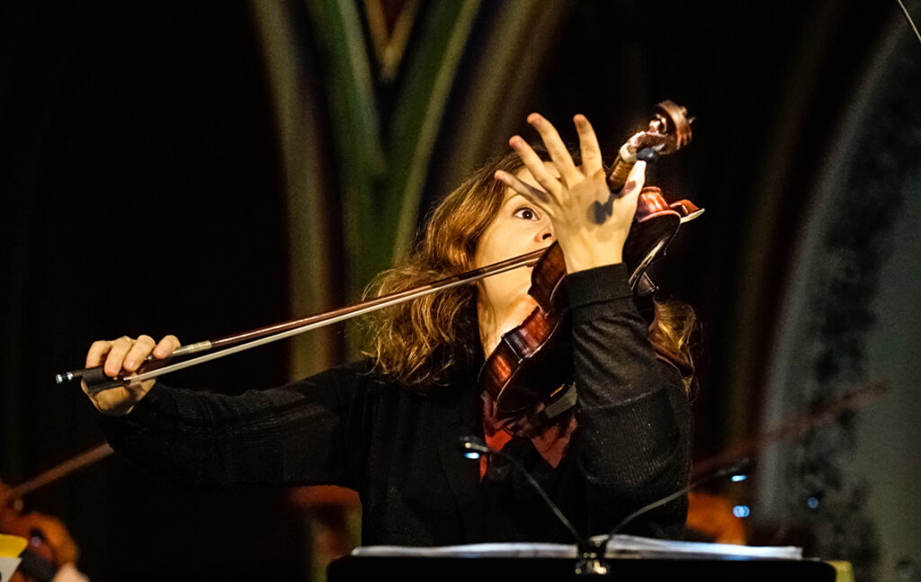 Am 31. März füllt die Residenzkünstlerin und Geigerin Patricia Kopatchinskaja den Großen Saal der Elbphilharmonie: Bei der moldawischen Geigerin geht es nicht allein um schöne Klänge, sie gibt sich ganz der Wucht des Augenblicks hin. © www.patriciakopatchinskaja.com