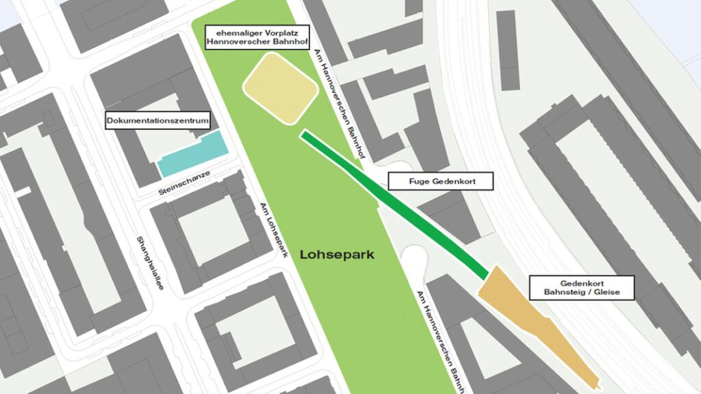 Der Lageplan zeigt das geplante Dokumentationszentrum (gelb) an Steinschanze/Am Lohsepark sowie, beginnend in der Gleiskurve vom Eingang Versmannstraße aus mit den Birkenhainen die Gedenkstätte denk.mal Hannoverscher Bahnhof: beginnend mit dem Gedenkort Gleise/Bahnsteig (grün) und den Namenstagen der über 8.000 Opfer von Juden, Sinti und Roma; dem langen schlichten Gedenkort-„Fuge“ (dunkelblau) und dem ehemaligen Vorplatz Hannoverscher Bahnhof (hellblau) mit dem Informationszentrum. © Google | Visualisierung: T. Hahn | HCZ