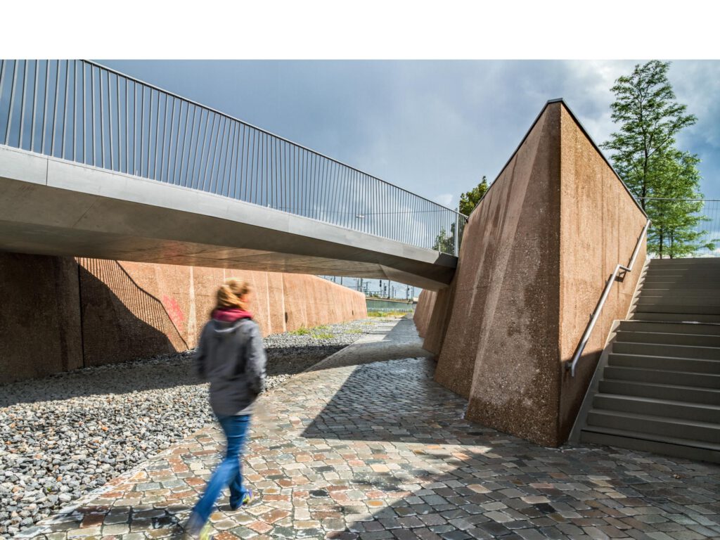 Besucherin in der „Fuge“ des Gedenkorts denk.mal Hannoverscher Bahnhof im Lohsepark, HafenCity. © HafenCity Hamburg GmbH | Franziska Husung