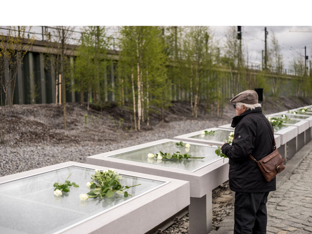 Die Namenstafeln am denk.mal Hannoverscher Bahnhof im Lohsepark, HafenCity, sind den über 8.000 deportierten Juden, Sinti und Roma gewidmet. © Miguel Ferraz | HafenCity Hamburg GmbH