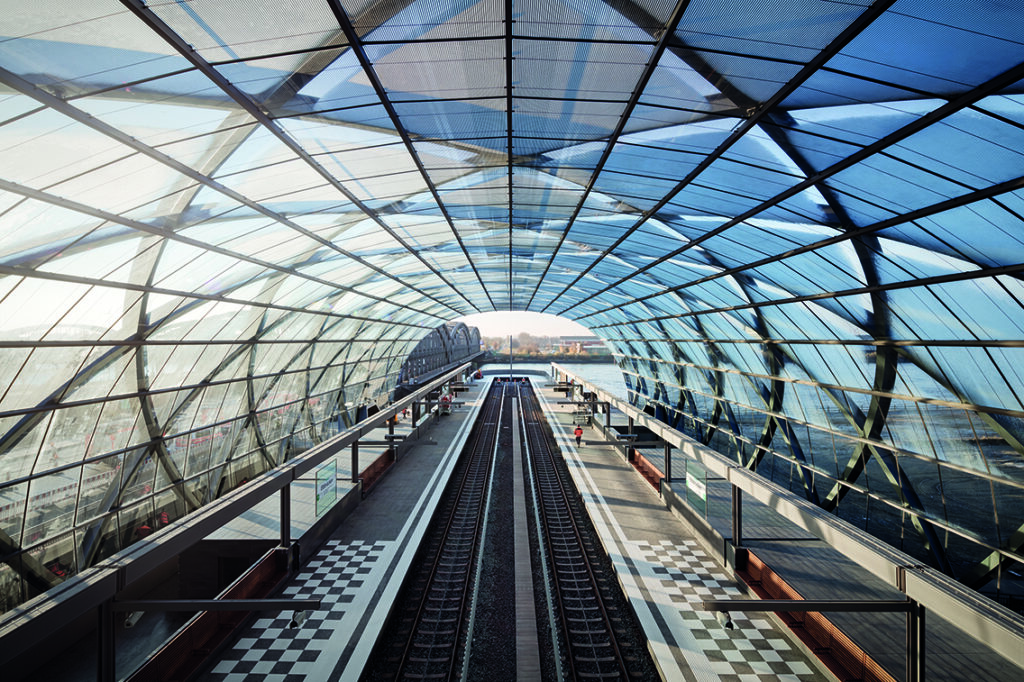 Sieger-Gebäude II mit dem „U- und S-Bahnhof Elbbrücken“ des Architekturbüros gmp: Die Jury beeindruckte der „architektonische Willkommensgruß an einer Stelle, die lange vor allem auf bessere Zeiten wartete“. © Marcus Bredt