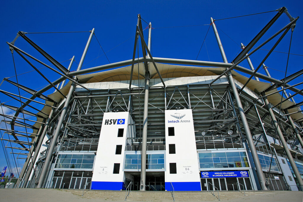 HSV-Kult Hamburger Volksparkstadion, Süd-West-Eingang: Es handelt sich flächenmäßig um das zweitgrößte gewerbliche Erbbaurecht an einer Fläche der Freien und Hansestadt Hamburg nach dem Flughafen. © mauritius images / Uwe Steffens