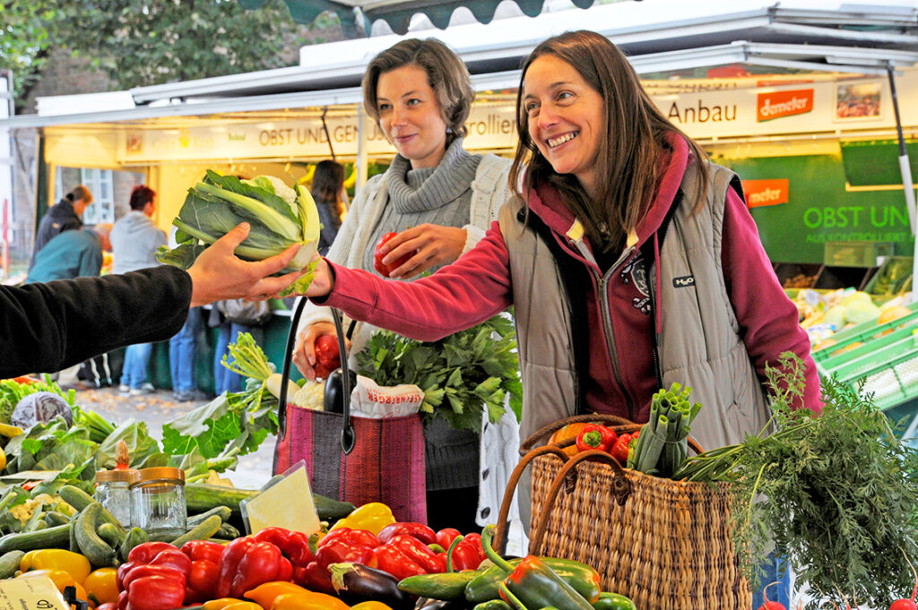 Ein neuer Wochenmarkt auf dem Überseeboulevard: „Der Markt startet mit einem neuen Konzept. Mittlerweile leben genügend Anwohner in der HafenCity, somit wird auch ein Wochenmarkt mit einem gut sortierten Branchenmix erfolgreich sein.“ © Birte Faika