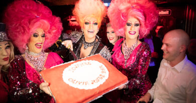 Das Kiez-Team feiert im November 2018 10 Jahre Olivia Jones Bar: Barbie Stupid, Olivia Jones, Lee Jackson und Betriebsleiter Lukas (v.l.n.r.): „Wenn man bei mir reinkommt, sieht es aus wie in der ,Muppet Show’.“ © www.olivia-jones.de | Marius Röer