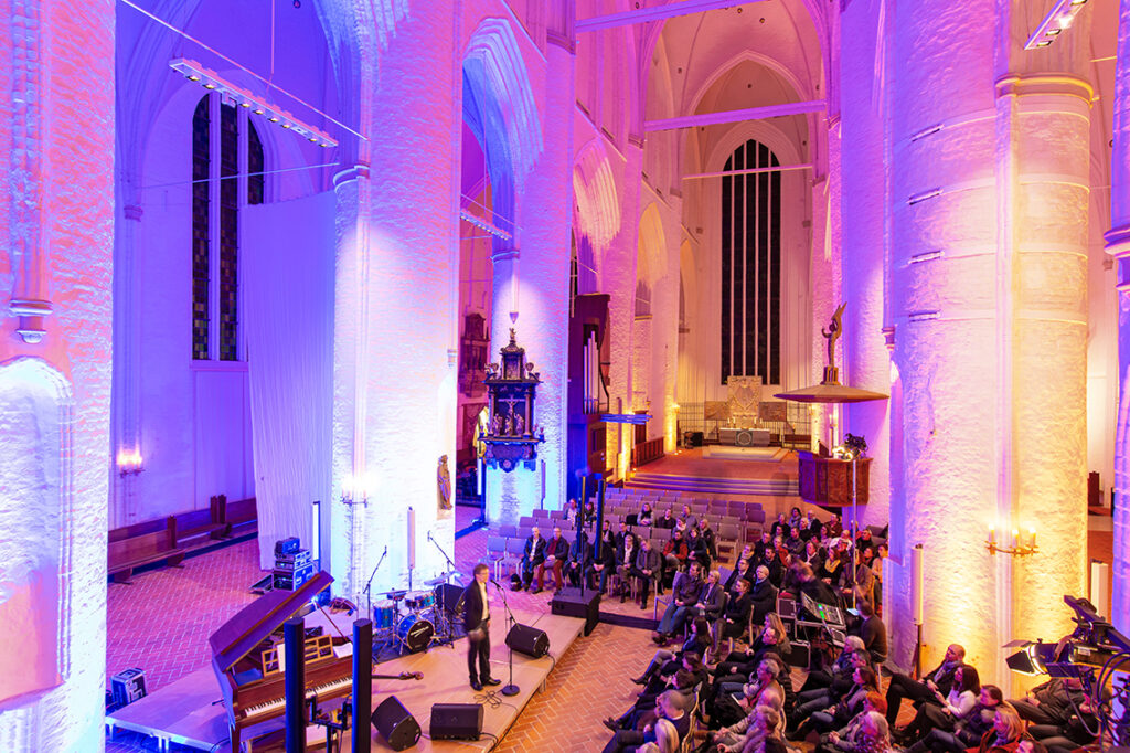 Wenn in St. Katharinen am Samstag mit Mundharmonika-Jazzer und Pfarrer Frank Engelbrecht die Osternacht 2021 mit Musik, Schauspiel und Predigt eitgeistig gestreamt wird, kann man sich an die guten alten Präsenz­-Gottesdienste und Kultur-Höhepunkte erinnern. © Thomas Hampel