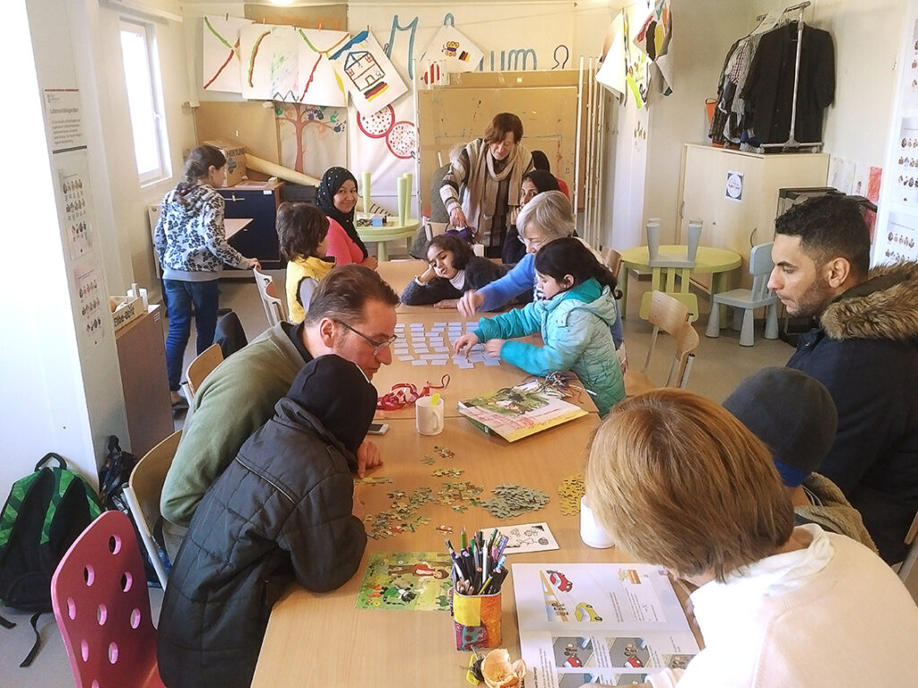 Spiel & Spaß am Mittwoch im Begegnungscafé in der Wohn- unterkunft (WUK) mit Fank Mehlin (links) und Barbara Lange (hinten stehend) © Sandra Munzinger