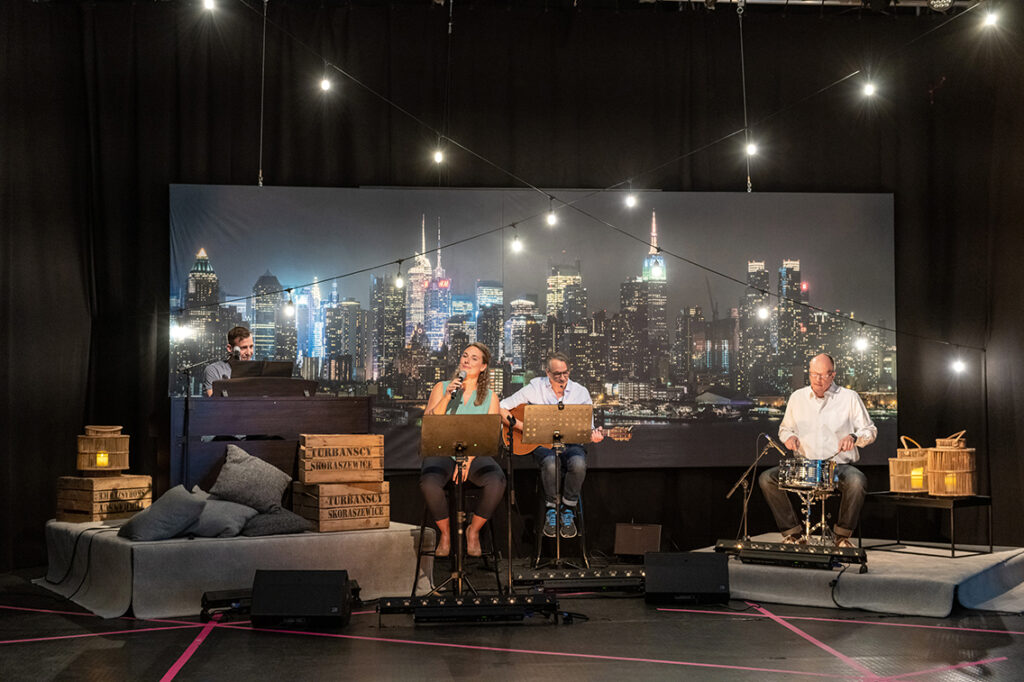 Das Streaming-Studio des Scharlatan-Theaters in der City Süd: „Wir wollen interne Probleme von Unternehmen mit Humor sichtbar machen. Dadurch sind diese bearbeitbar.“ © Andreas Schmidt-Wiethoff