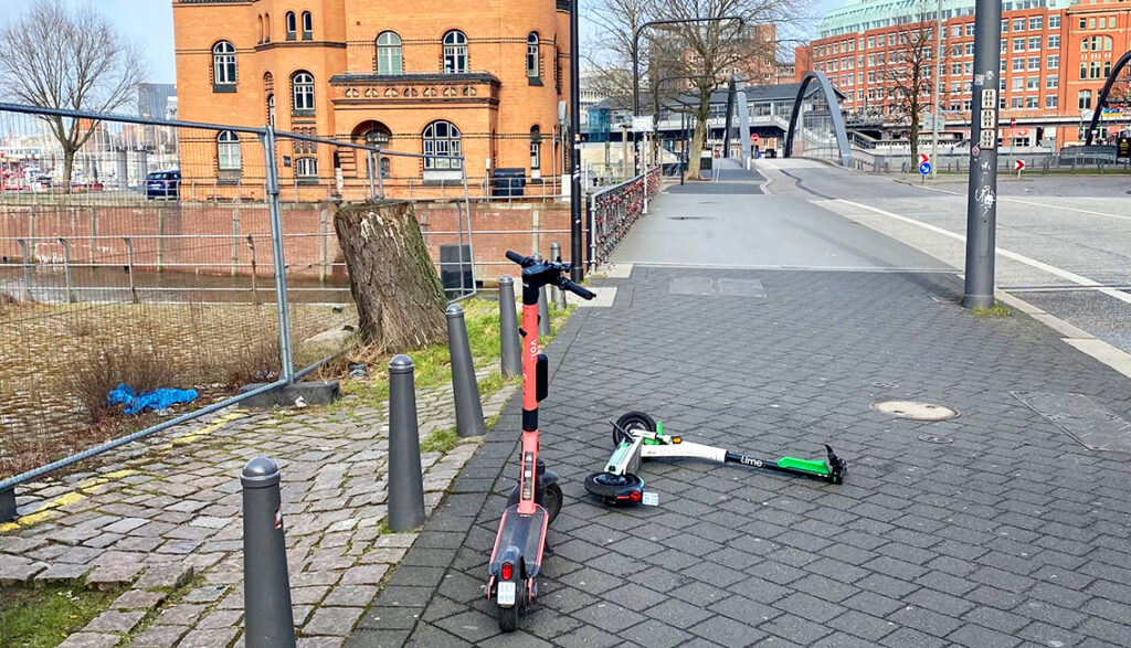 E-Scooter am Fußweg Sandtorkai vor Niederbaumbrücke. © Rando Aust