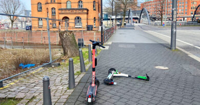 E-Scooter am Fußweg Sandtorkai vor Niederbaumbrücke. © Rando Aust