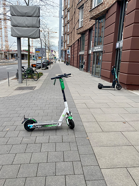 E-Scooter versperren Rad- und Fußweg am Dalmannkai. © Rando Aust