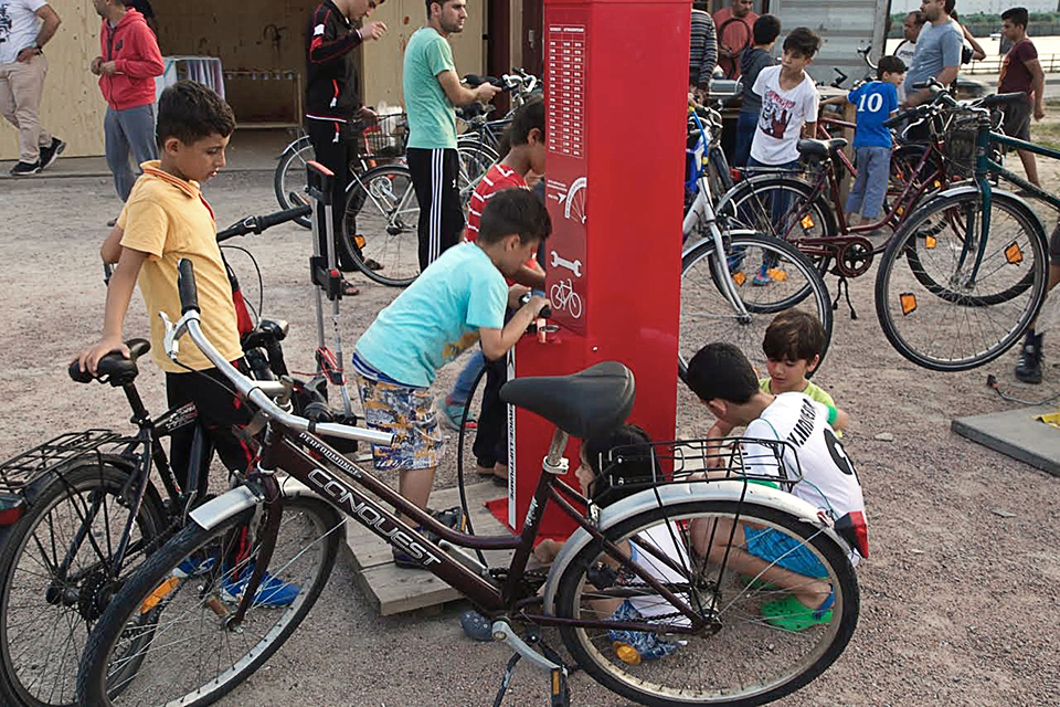 Auch die Jugendlichen durften mitschrauben. Fahrradwerkstatt gegenüber der Wohnunterkunft. © Jochen Blauel