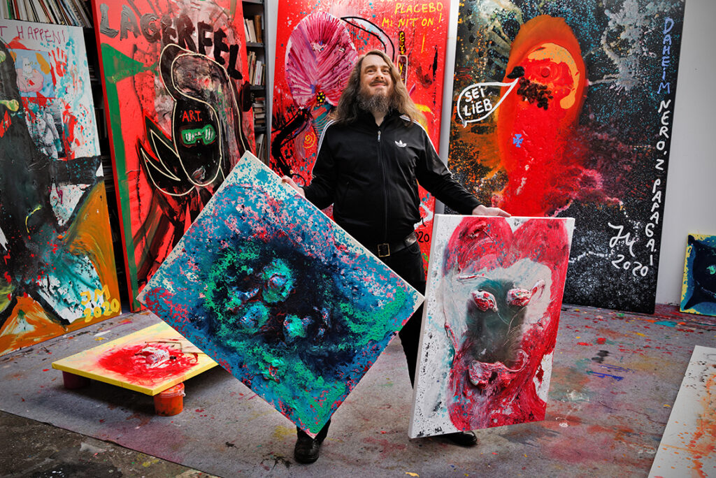 Künstlerstar Jonathan „Johnny“ Meese in seinem Studio: „Dann bekam ich ein Atelier im Hafenklang am Hamburger Fischmarkt. Ich besuchte eine Kunstmappenvorbereitungsschule in Blankenese und wurde im darauffolgenden Jahr tatsächlich an der Hochschule für bildende Künste Hamburg angenommen. Als die Zusage kam, haben Mami und ich in unserem winzigen Flur getanzt.“ © Jan Bauer