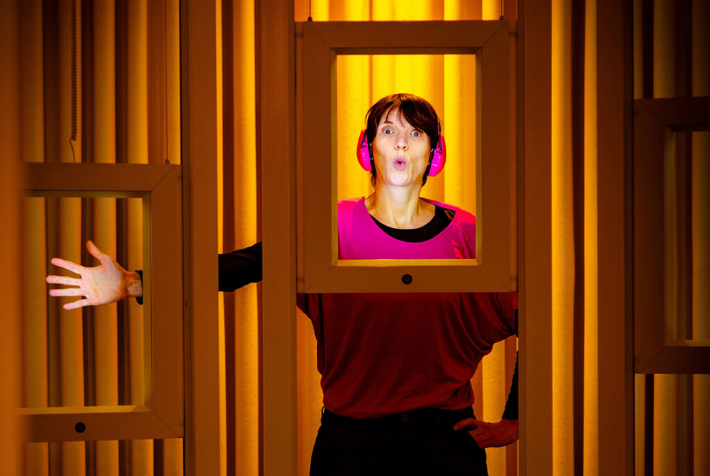 Nicole Keller – Dialog im Stillen: „Der Dialog im Stillen ist für mich ein Herzensort, weil das Haus Perspektivwechsel möglich macht, indem es uns durch seine Erlebnisausstellung in die Welt der Gehörlosen und die nonverbale Kommunikation einführt.“ © Nicole Keller