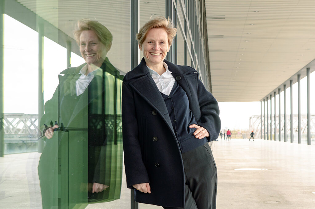 HafenCity-Kuratorin Ellen Blumenstein: „Ich mag Orte, die ihren Zweck noch nicht gefunden haben, zum Beispiel die Elbarkaden sind völlig dysfunktional, ein Un-Ort. Das mag ich, weil es meine Fantasie anregt, neue Nutzungen für diesen Ort zu erfinden.“ © Thomas Hampel