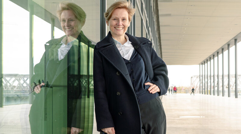 HafenCity-Kuratorin Ellen Blumenstein: „Ich mag Orte, die ihren Zweck noch nicht gefunden haben, zum Beispiel die Elbarkaden sind völlig dysfunktional, ein Un-Ort. Das mag ich, weil es meine Fantasie anregt, neue Nutzungen für diesen Ort zu erfinden.“ © Thomas Hampel