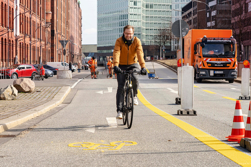 Jungfernfahrt von Mobilitätswendesenator Anjes Tjarks Am Sandtorkai / Bei St. Annen: „Wir haben recht urzfristig für kleines Geld einen fast zwei Kilometer langen Radweg angelegt und probieren das aus. Ich kann mir gut vorstellen, dass die Bewohner:innen der HafenCity das auch gut finden und nutzen werden. Ich bin optimistisch.“
© Thomas Hampel