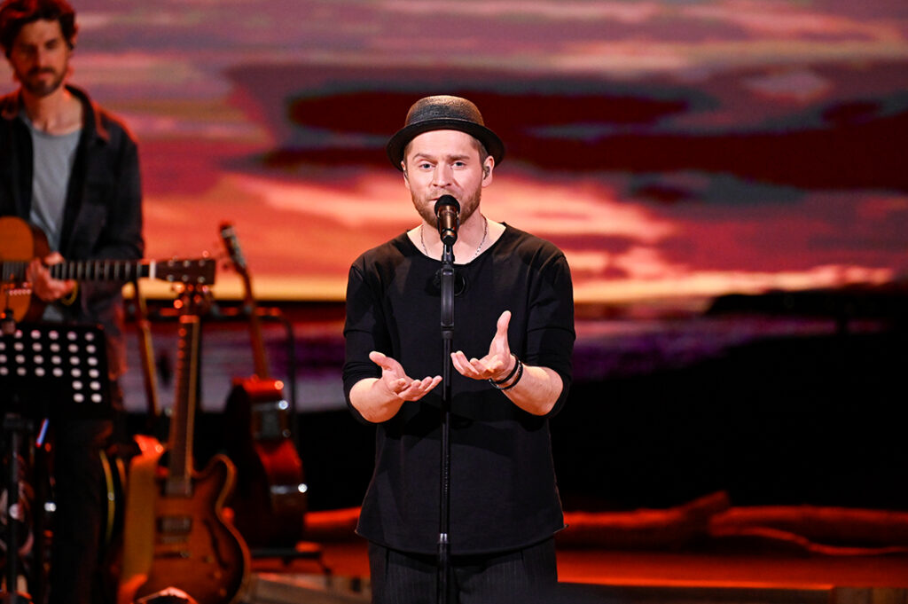Johannes Oerding. „Da musste ich schauen, wie ich aus einem Rapsong mit vielen Schimpfwörtern eine sanfte Lagerfeuer-Gitarrenballade machen konnte.“ © www.tvnow.de
