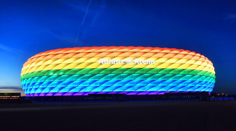In Regenbogenfarben erleuchtete Allianz-Arena im Sommer 2016 zum Christopher Street Day in München. © dpa | Tobias Hase