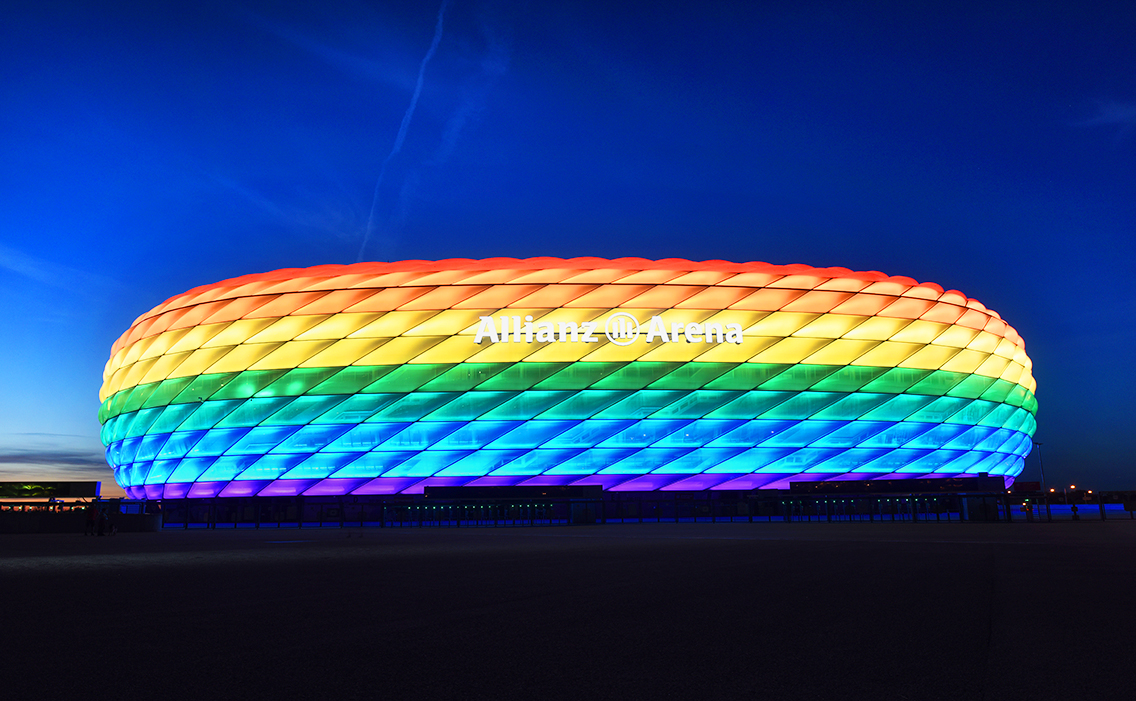 In Regenbogenfarben erleuchtete Allianz-Arena im Sommer 2016 zum Christopher Street Day in München. © dpa | Tobias Hase