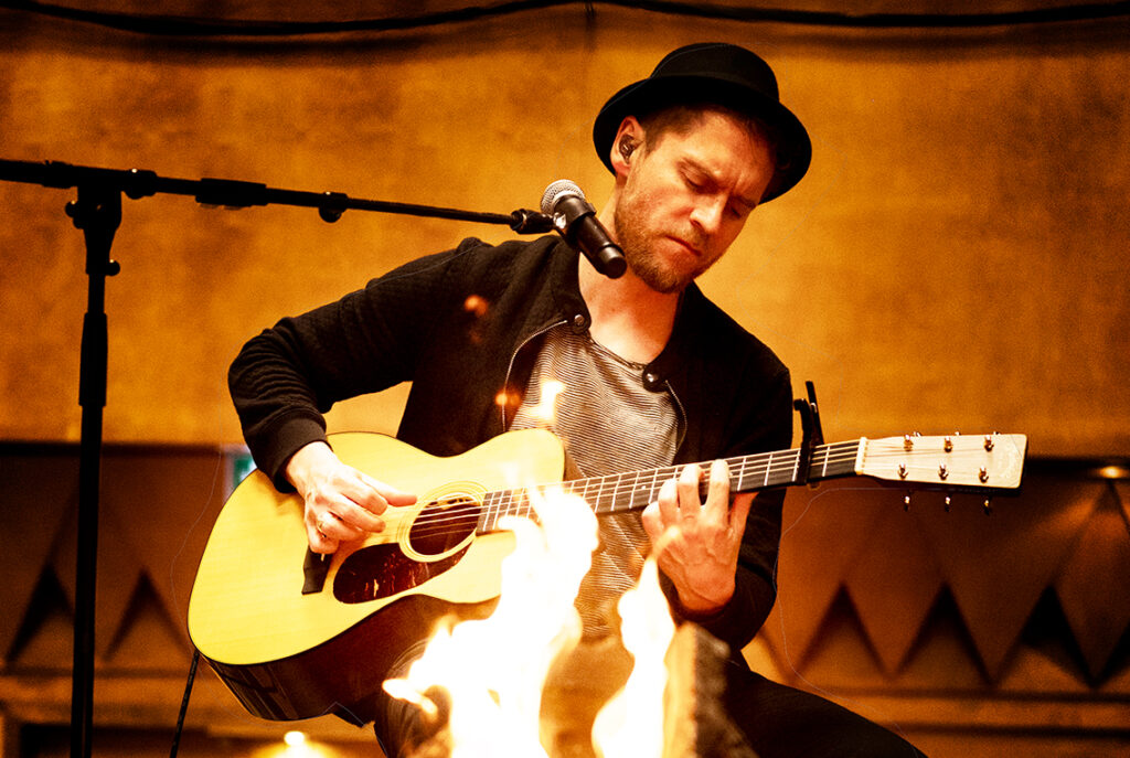 Johannes-Oerding-Festspiele bei den „Lagerfeuer Acoustics“ im vergangenen Jahr im Stadtpark: Topact auch beim Kultursommer 2021 bei den Stadtpark Open Air ist Johannes Oerding mit drei Auftritten. © picture alliance / xim.gs | xim.gs / Philipp Szyza