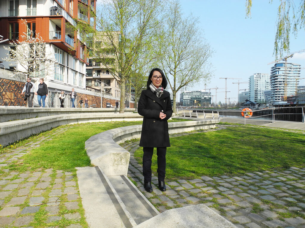 Feng-Shui-Expertin Tu Phung Ngo an der Dalmannkai-Promenade am Grasbrookhafen: „Geschwungene Wege animieren zum langsamen Gehen, zwitschernde Vögel fördern Yin-Elemente!“ © Katrin Wienefeld