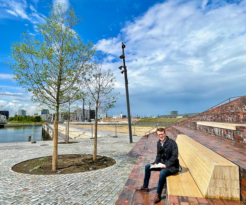 Landschaftsarchitekt Andreas Schneider von der HafenCity Hamburg GmbH auf dem von ihm mitentworfenen Amerigo-Vespucci-Platz. © Wolfgang Timpe