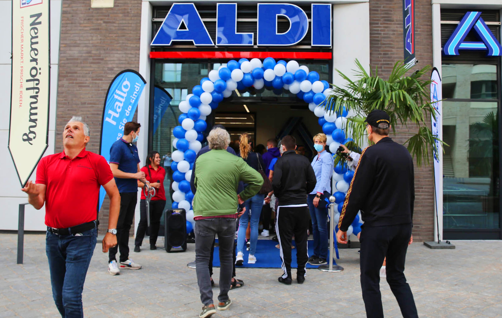 „Die Resonanz der Kunden war am Eröffnungstag durchweg positiv. Alle freuen sich, dass sie nun endlich hier vor der Haustür einkaufen können“, sagt Tomas Krzystek (2. v.l.) , Filialleiter des neuen Marktes.. © ALDI Nord