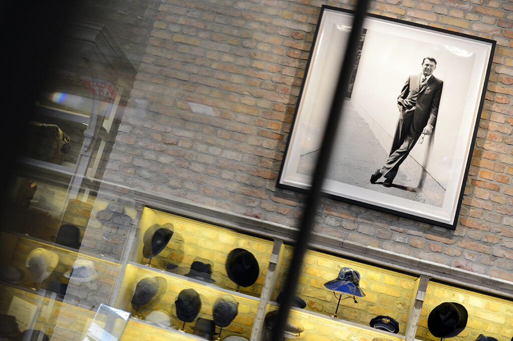 F.C. Gundlach-Fotografie des Schauspielers Cary Grant hängt im 14-oz.-Store im Haus Cumberland am Kurfürstendamm in Berlin vom April 2013. © picture alliance / ZB | Jens Kalaene