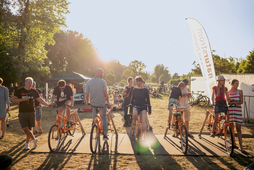 Futur-2-Radeln für Festival-Energie: Es ist das Ziel, die Öko-Bilanz zu optimieren. 2019 wurden 26 Gramm Müll pro Kopf produziert, 124 kWh Strom wurden vor Ort erzeugt und verbraucht. Insgesamt hatte das Festival einen CO2-Ausstoß von 23,9 Tonnen. Das gilt es zu unterbieten. © Futur 2 Festival