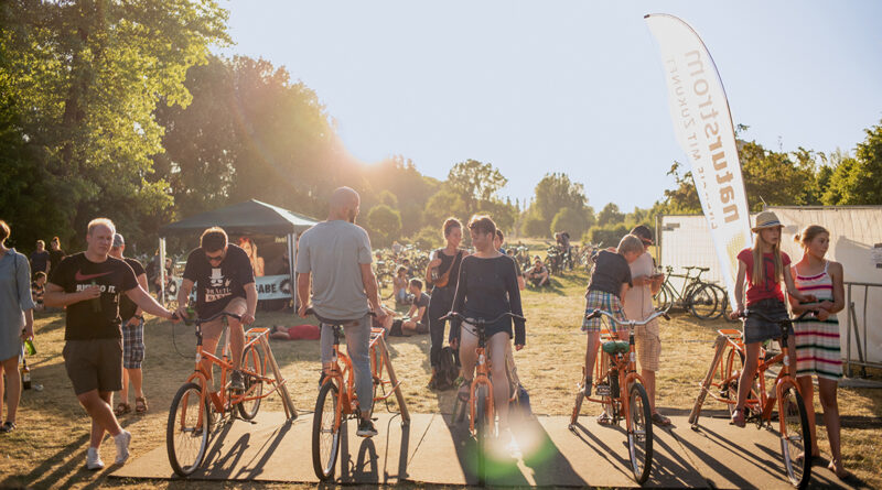 Futur-2-Radeln für Festival-Energie: Es ist das Ziel, die Öko-Bilanz zu optimieren. 2019 wurden 26 Gramm Müll pro Kopf produziert, 124 kWh Strom wurden vor Ort erzeugt und verbraucht. Insgesamt hatte das Festival einen CO2-Ausstoß von 23,9 Tonnen. Das gilt es zu unterbieten. © Futur 2 Festival