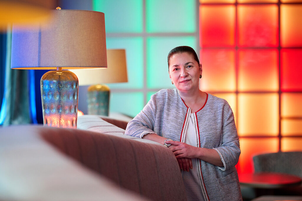 Verena Kesting, Kinoleiterin ASTOR Film Lounge HafenCity: Die Zuschauer:innen aus Hamburg und der HafenCity freuen sich, dass das gute alte Zelluloid in zeitgemäßem Sound plus Loungeatmosphäre mit Sommerdrink und Snack wieder knistern kann. © Catrin-Anja Eichinger