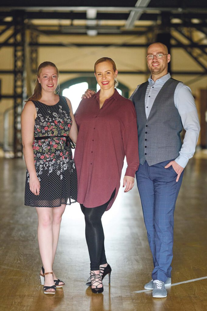 Isabel Edvardsson mit ihren Teammitgliedern Svea Clausen (li.) und Sven Hammerla: „Wir freuen uns, wieder die lachenden Gesichter der Kunden zu sehen.“ © Catrin-Anja Eichinger