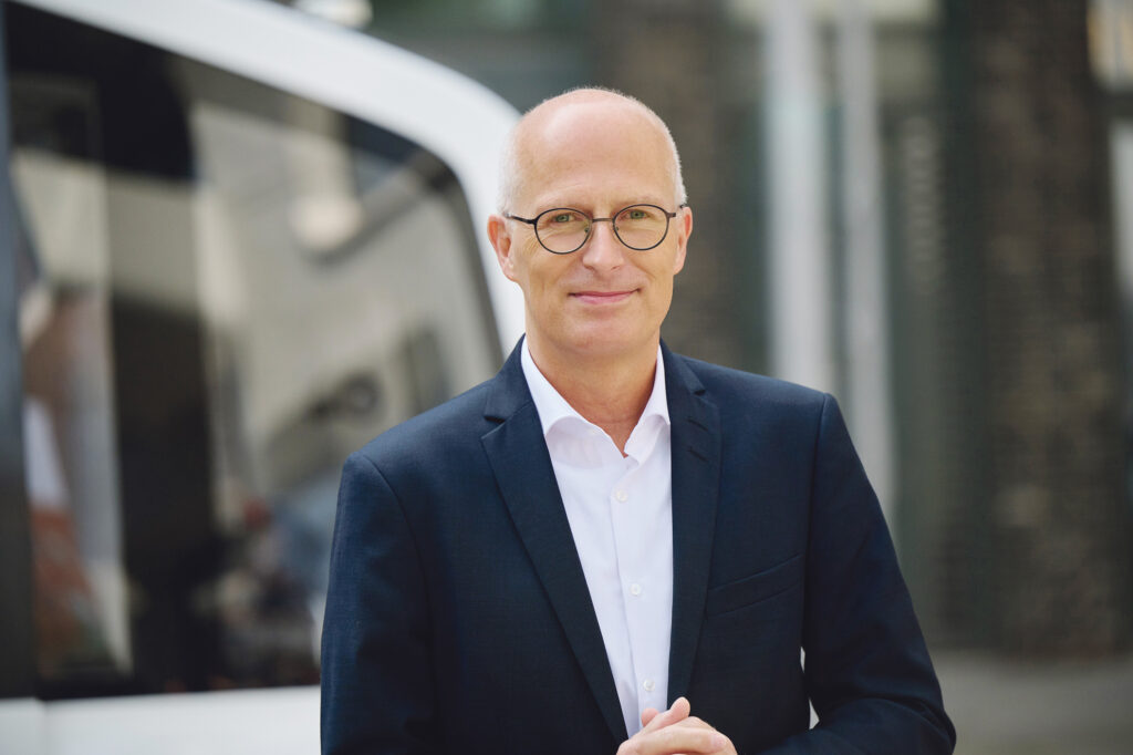 Hamburgs Erster Bürgermeister Peter Tschentscher: „Wir können als großer Industriestandort und Zentrum einer Metropolregion von fünf Millionen Menschen den Klimaschutz nicht allein durch Fahrradwege und Gründächer erreichen. Die Anforderungen in der Industrie, der Logistik, im Verkehr und dem Gebäudesektor sind so groß, dass wir die Aufgaben nicht unterschätzen dürfen. Vor allem in der Industrie brauchen wir große technologische Fortschritte, zum Beispiel in den Kupfer-, Stahl- und Aluminiumwerken. Dort produziert man schon heute mit deutlichen weniger CO2-Emissionen als im weltweiten Durchschnitt. Das ist der Weg, den wir fortsetzen müssen. Wir wollen die Industrie durch technologischen Fortschritt wettbewerbsfähig und klimafreundlich machen.“ © Catrin-Anja Eichinger