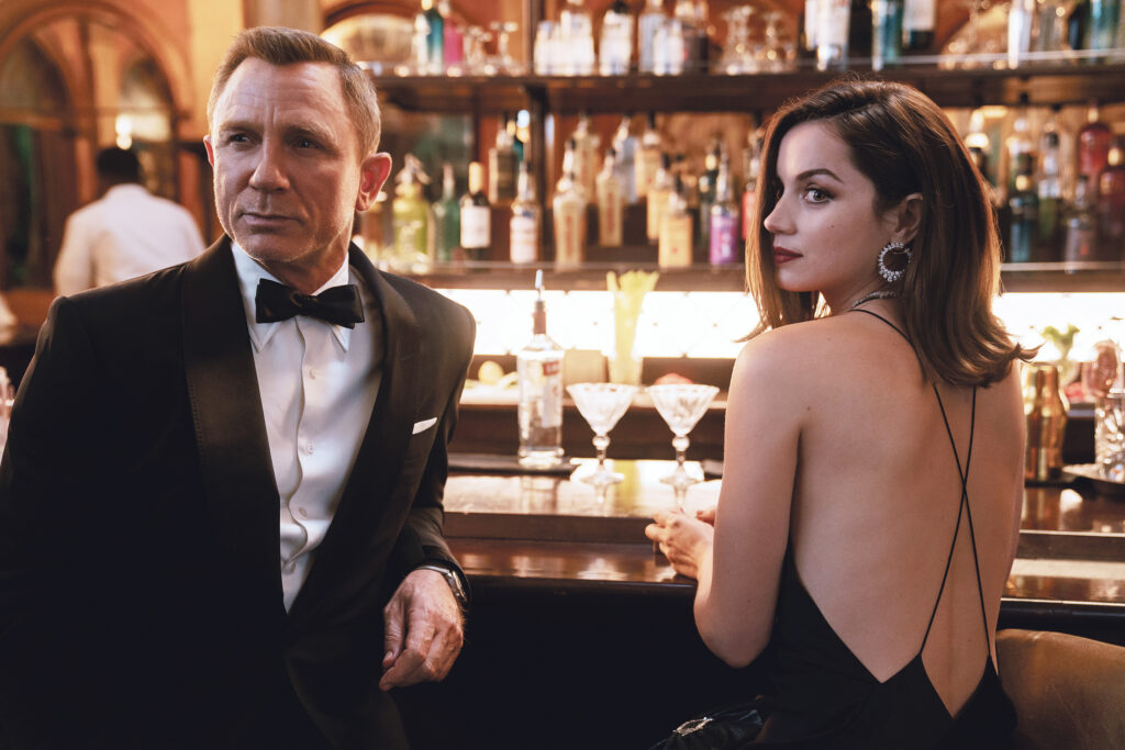 Kein 007-Streifen ohne Bar-Ambiente: James Bond alias Daniel Craig und Ana de Armas als Karategirl Paloma in „Keine Zeit zu sterben“. © Nicola Dove | MGM
