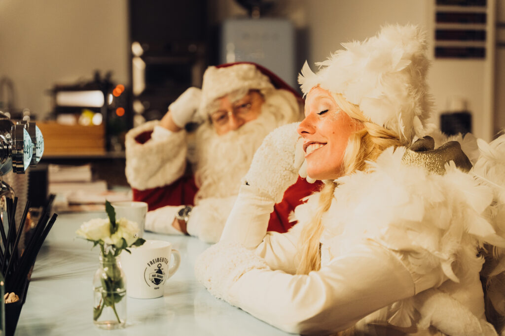 Engel und Nikolaus vom Überseequartier Nord erholen sich beim Freibeuter-Kaffee (oder doch Glühwein? – im Bistro TONI vom Adventseinsatz. © Josef Sindelka