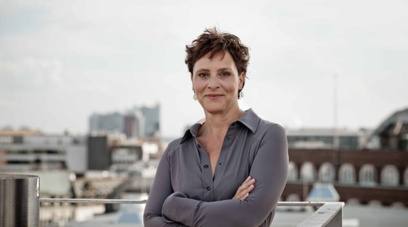 New-Work-CEO Petra von Strombeck über die Unternehmensphilosophie: „Unser Büro hat das Ziel, die Mitarbeiter:innen zu attrahieren. Hybrides Arbeiten zu ermöglichen. Unsere Räumlichkeiten wurden von Mitarbeiter:innen für Mitarbeiter:innen gestaltet. Deshalb bieten wir ein paar Dinge, die es in anderen Häusern nicht gibt. Zum Beispiel eine Sound Bar. Dort sitzen regelmäßig viele Leute, die sich Vinyl auflegen, Kopfhörer aufhaben und arbeiten.“ © New Work SE