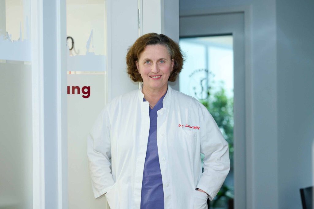 Dr. med. Clara schlaich: „Die Patient:innen bestätigen mir, dass die HafenCity ihnen neue Freiheiten eröffnet, aber auch Unachtsamkeiten, die für sie Barrieren schaffen: Zugeparkte Behindertenparkplätze, vandalisierte Aufzüge, defekte Eingangstüren.“ © Catrin-Anja Eichinger