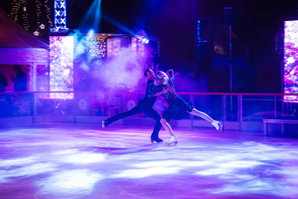 Das Eistanzpaar Joti Polizoakis und Lara Wille lieferten eine beeindruckende Show auf der 300 Quadratmeter großen Eisfläche am Überseeboulevard. © Josef Sindelka