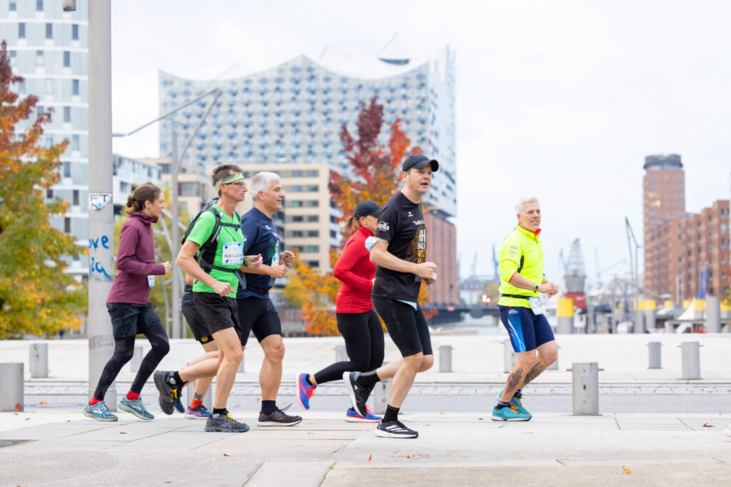 Der RUN CLUB HH war auch dabei und läuft an der „Wasserstrecke“ über Großer Grasbrook/Sandtorpark mit Elbphilharmonie und Sandtorhafen im Blick.© Michael Strokosch | HafenCity Run 2021